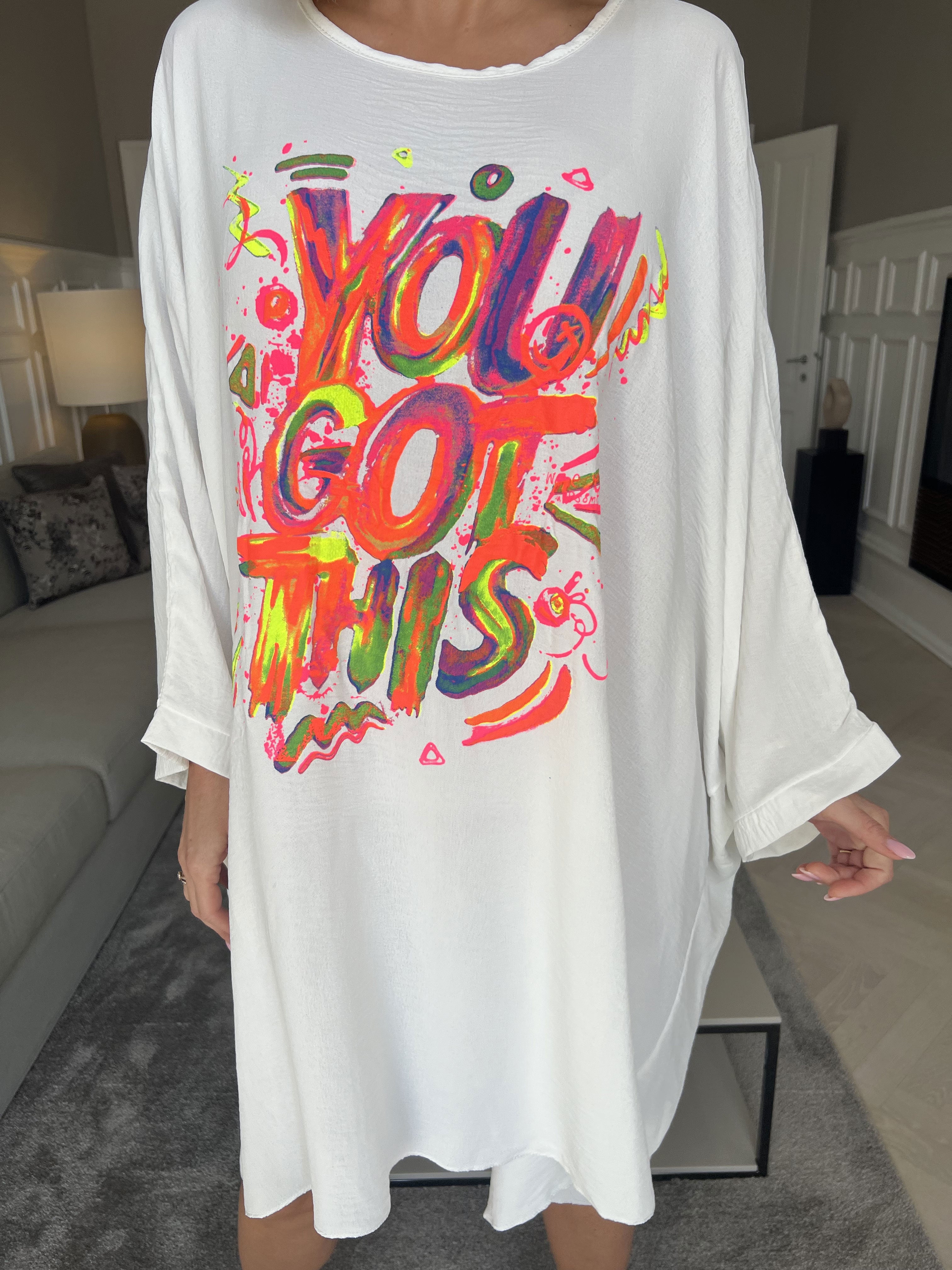 Mika - Oversize viscose kjole med motiv foran